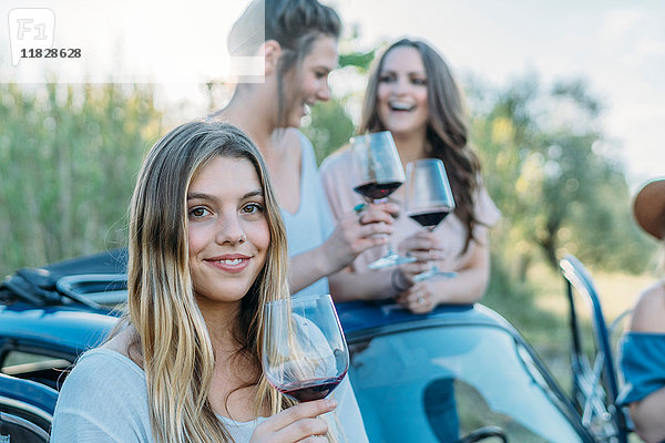 Freunde trinken Wein im Auto  Firenze  Toskana  Italien  Europa