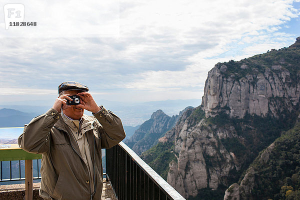 Mann macht ein Foto auf dem Balkon von Santa Maria de Montserrat  Katalonien  Spanien