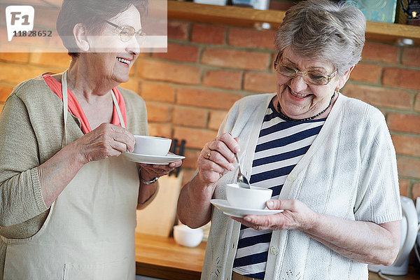 Ältere erwachsene Frauen trinken zusammen Kaffee