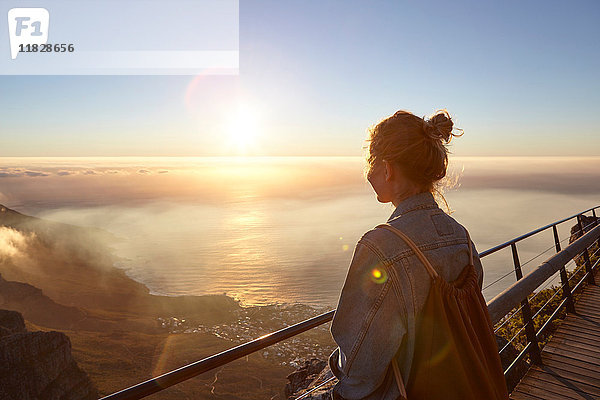 Junge Frau auf dem Gipfel des Tafelbergs  Blick auf die Aussicht  Tafelberg  Kapstadt  Südafrika