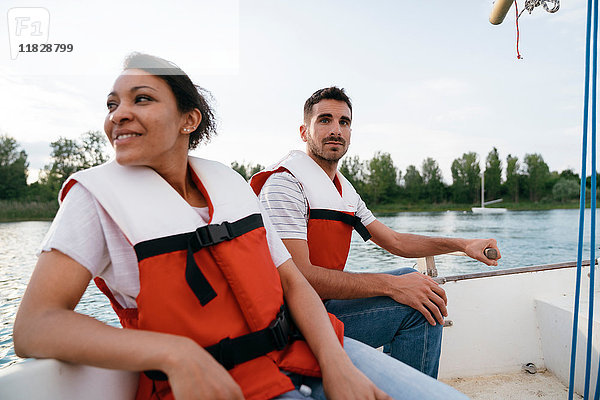 Mann und Frau auf einem Segelboot auf dem See  Nahaufnahme