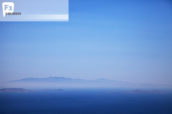 Seelandschaft und nebulöse Fernsicht auf die Insel Andros von der Insel Tinos aus  Griechenland
