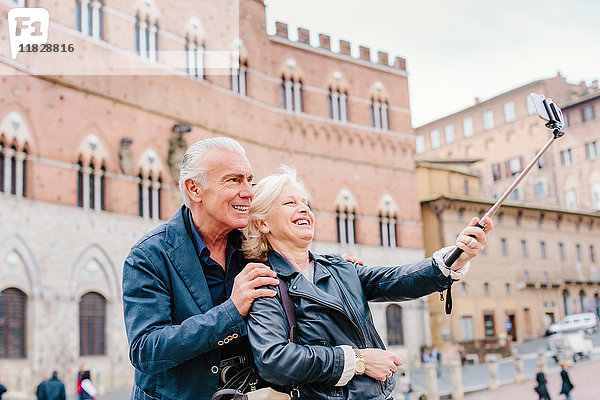 Touristenehepaar mit Selfie-Stock in der Stadt  Siena  Toskana  Italien