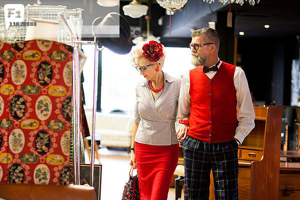 Schrulliges Vintage-Paar beim Einkaufen in Antiquitäten- und Vintage-Geschäften