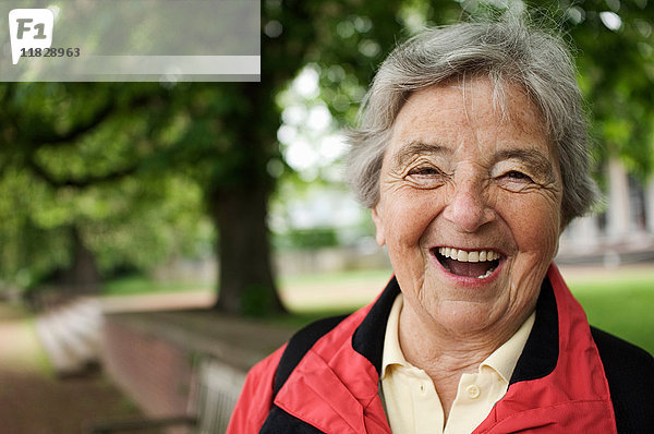 Ältere Frau lacht im Park