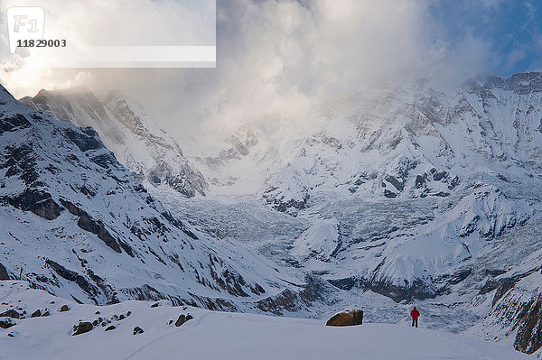 Wanderer in verschneiter Berglandschaft