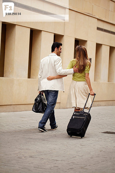 Paar zu Fuß mit Gepäck