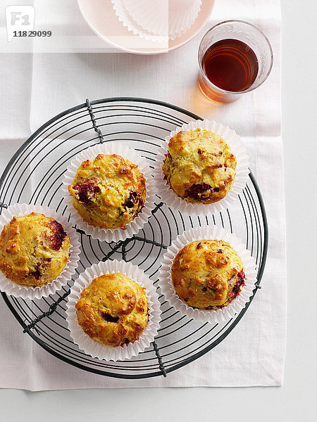 Früchtemuffins auf Kühlgestell