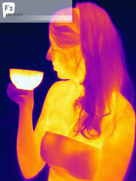 Wärmebild einer Frau bei einer Tasse Tee