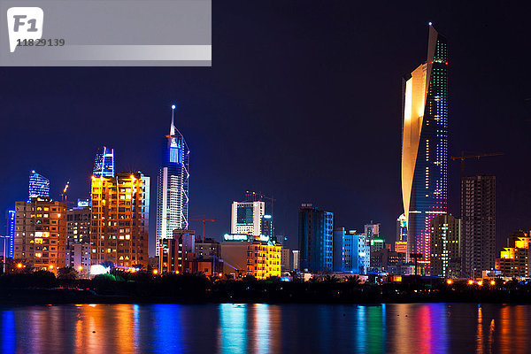 Die Skyline von Kuwait City leuchtet nachts