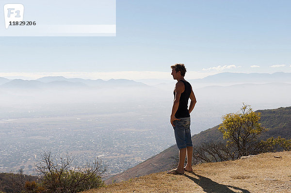 Mann bewundert Aussicht von der Hügelspitze