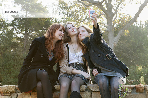 Mädchen im Teenageralter beim Fotografieren im Freien