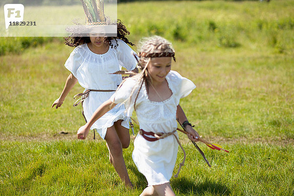 Mädchen laufen in Indianer-Kostüm