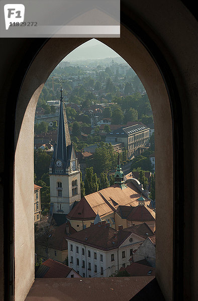 Kirchturm durch Fenster gesehen