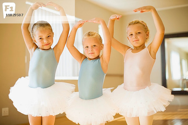 Mädchen in Ballettkostümen posieren