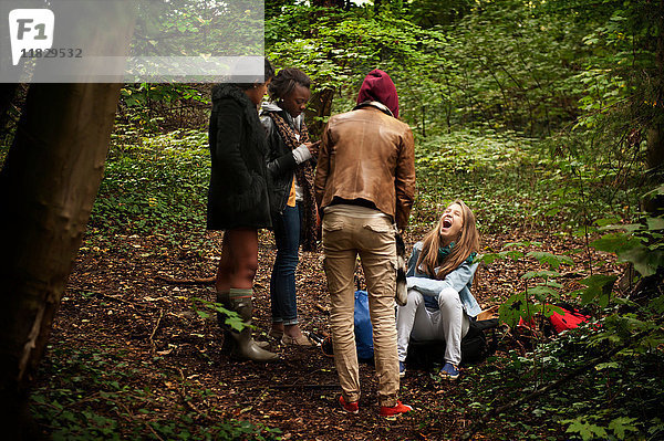 Mädchen im Teenageralter entspannen sich im Wald