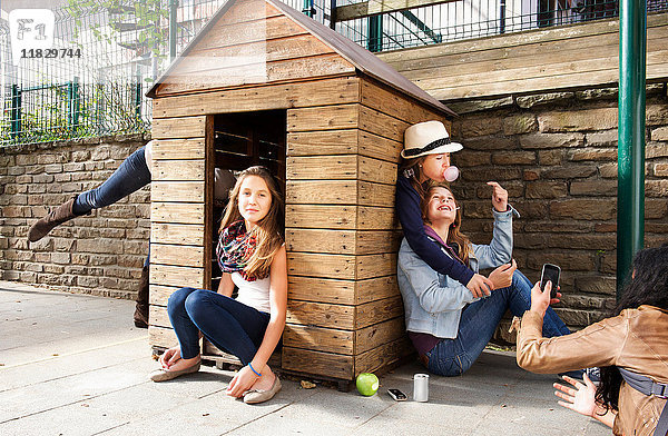 Teenager spielen im Spielhaus