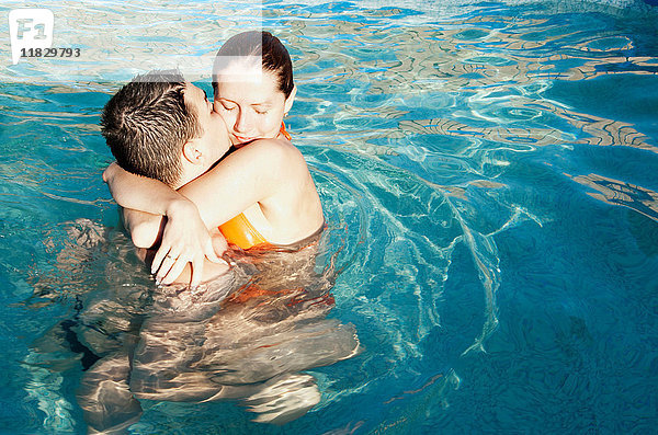 Küssende Paare im Pool