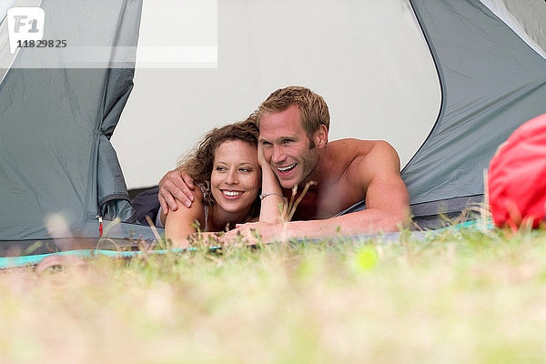 Paar in einem Zelt