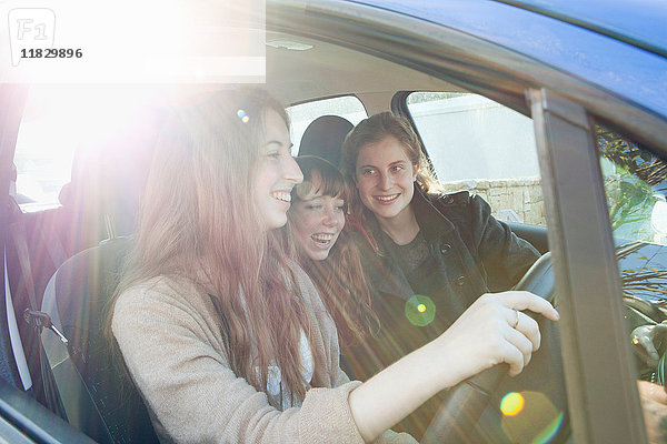 Teenager-Mädchen fahren zusammen im Auto