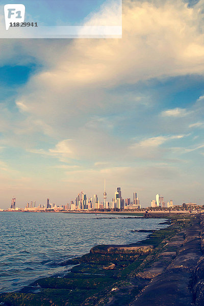 Kuwait City Skyline und Wasser