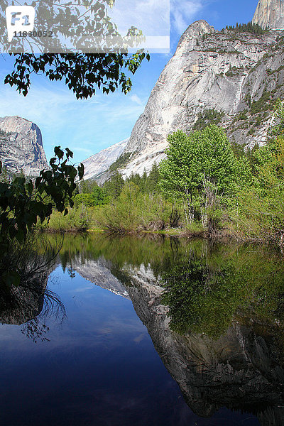 Berg spiegelt sich in noch ländlichem See