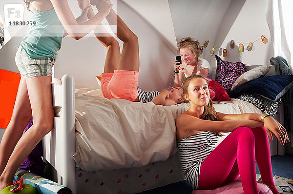 Mädchen im Teenageralter reden im Schlafzimmer