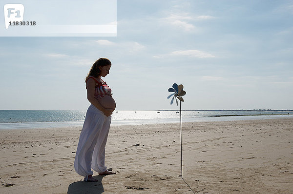 Schwangere Frau am Strand