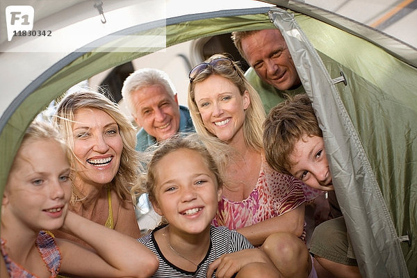 Familie schaut ins Camping-Zelt