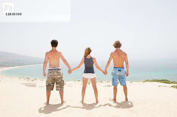 Freunde am Meer auf einer Sanddüne