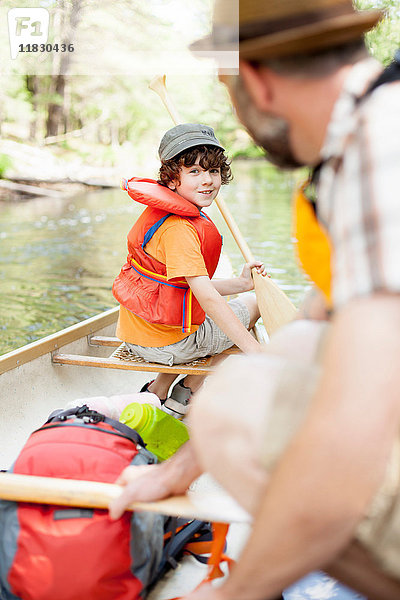 Vater und Sohn packen Kanu auf dem Fluss