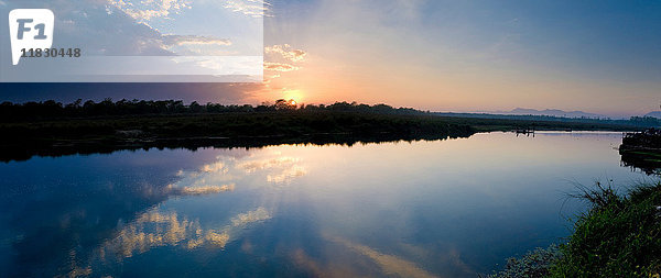 Sonnenaufgang spiegelt sich im noch ländlichen See