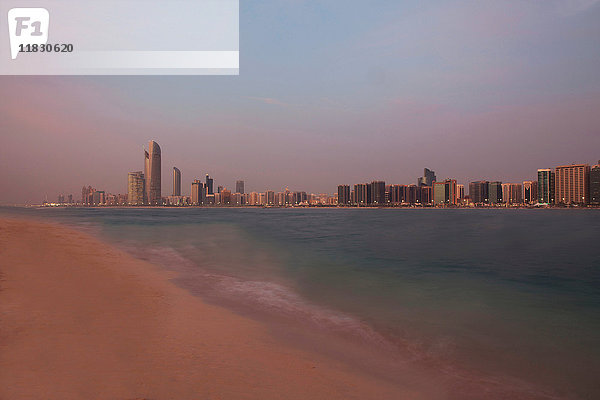 Stadtsilhouette vom Strand aus gesehen