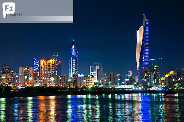 Die Skyline von Kuwait City spiegelt sich im Wasser