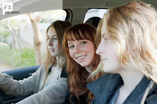 Teenager-Mädchen fahren zusammen im Auto