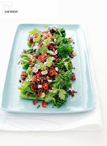 Salatteller mit Speck und Gemüse