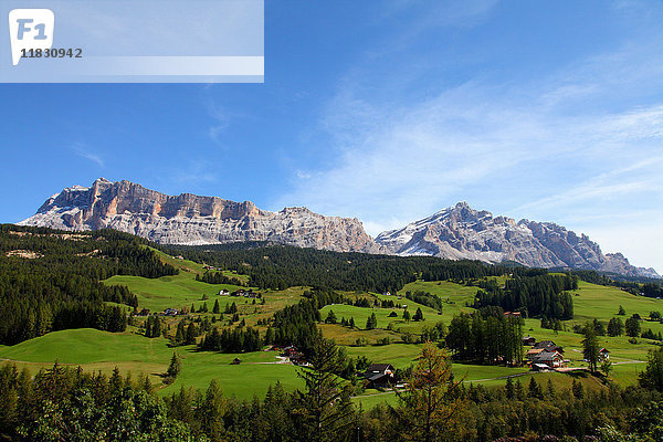 Berge mit Blick auf die ländliche Landschaft