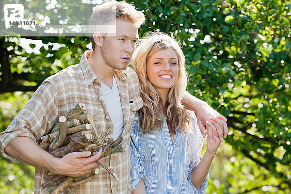 Ehepaar sammelt Brennholz im Freien