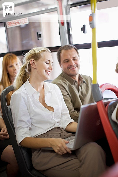 In einem Bus sitzende Personen