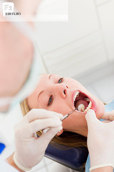 Zahnarzt  der an den Zähnen von Patienten arbeitet