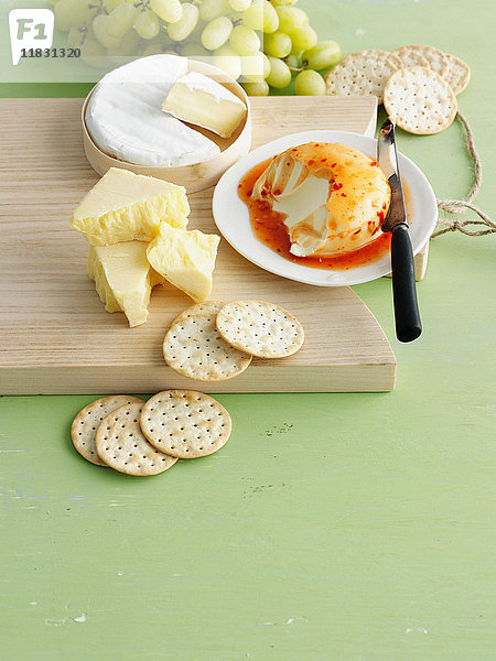 Teller mit Käse und Crackern