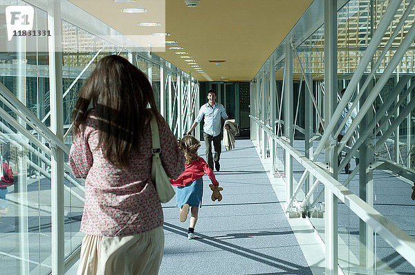 Familie in der Ankunftshalle des Flughafens