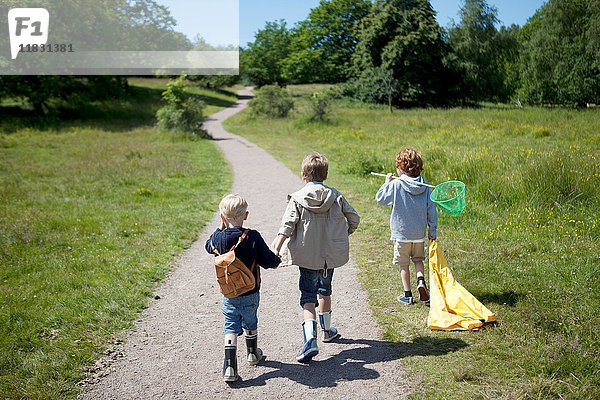 Kinder  die auf einem Feldweg gehen