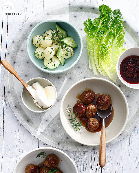 Teller mit schwedischen Fleischklößchen und Salat