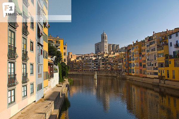 Städtische Gebäude spiegeln sich im Kanal wider
