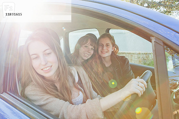 Teenager-Mädchen fahren zusammen im Auto