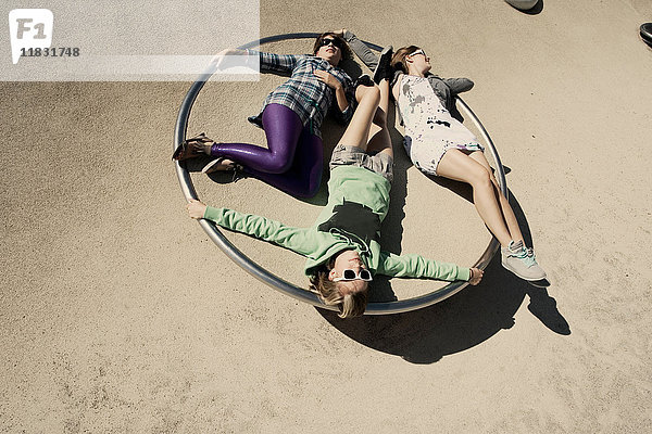 Frauen entspannen sich auf dem Spielplatz