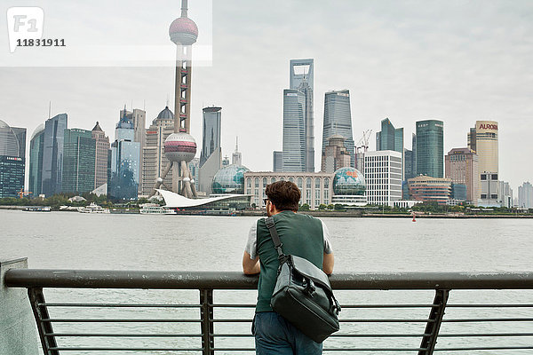 Mann mit Blick auf die Skyline der Stadt