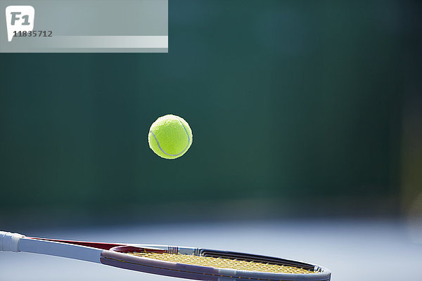 Tennisballspringen auf dem Tennisschläger