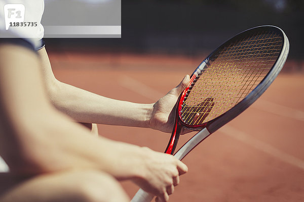 Junger männlicher Tennisspieler mit Tennisschläger